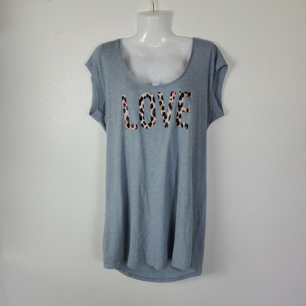 victoria secret  shirt size M
Pit to pit 21"